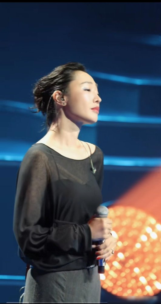白百何穿着牛仔裤就上了百花奖红毯，全网愣是没人说她不懂规矩，反而管这叫“熹妃回宫”。当年那事要是没出