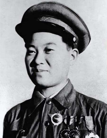 “1950年，女兵失血休克被按在手术台，死死攥住男医生手腕吼：‘换女医生！’——