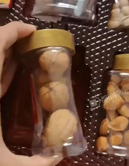 网友：这是怕你吃不完吗？坚果礼盒“瘦身瓶”装贵货、大圆筒装便宜货，1kg礼盒，坚