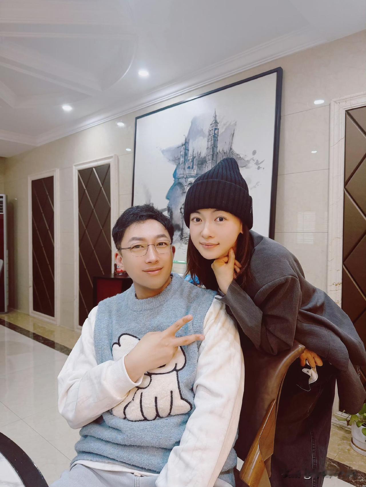 11月9日，吴谨言新剧《江山为聘》资金链出问题，有演员表示剧组拖欠工资，停拍后，