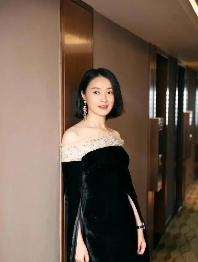 大家有没有同感呢？在众多的女明星里，她不是最惊艳的那一个，但绝对是看起来让人