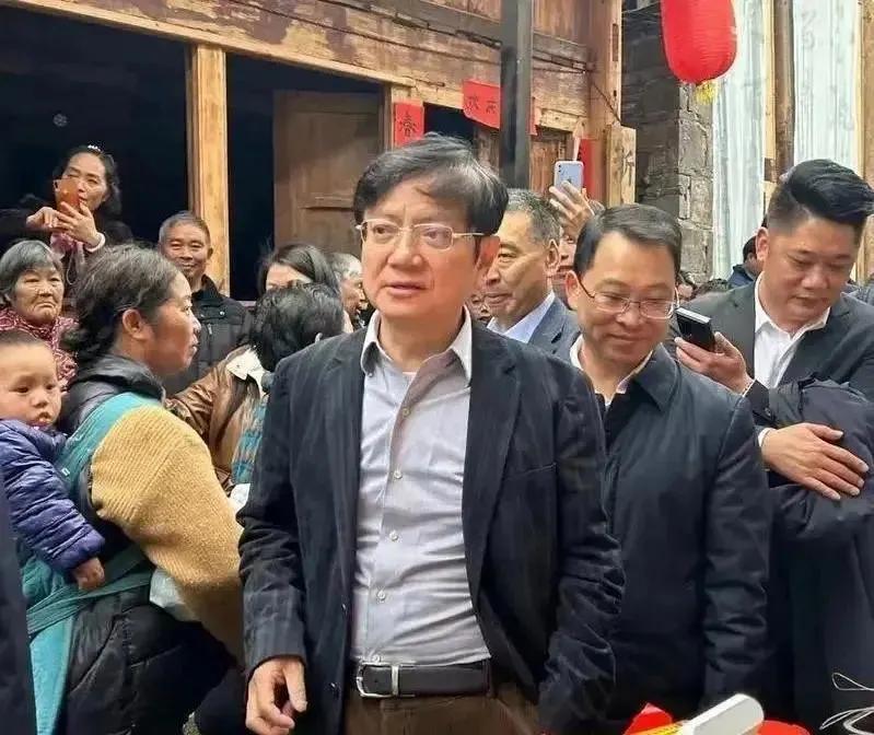 [点赞]大家还记得当年的网红校长，外号“大炮”的郑强吗？他曾在衡水中学，当着三