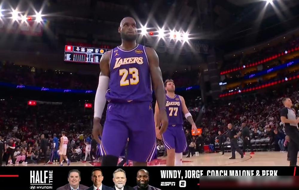 昨天湖人客场赢火箭的比赛，评论区直接炸锅！41岁的勒布朗·詹姆斯，简直逆生