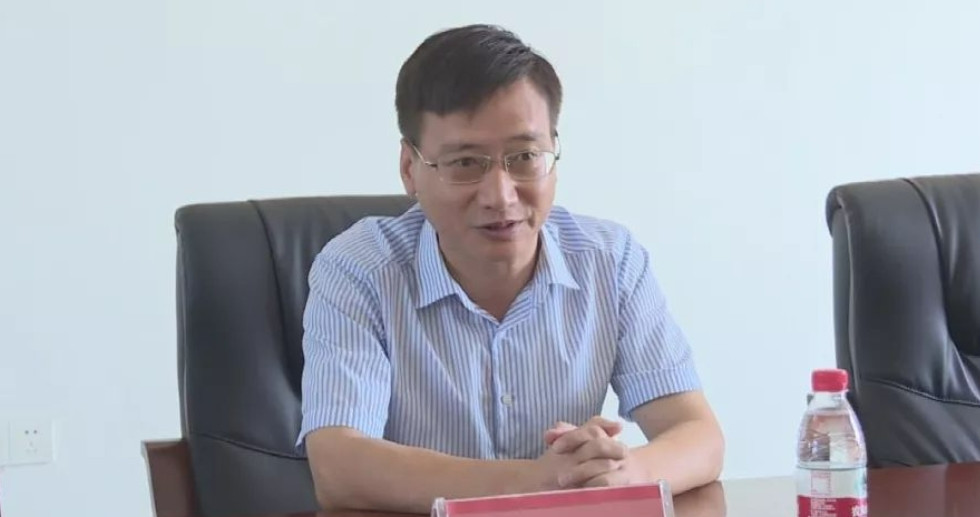 副县长马驱拉拢6名公职人员，组建“七兄弟吃喝圈”，长期接受打牌掼蛋等“保姆式”服