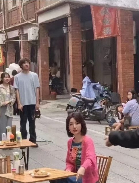 别再被毛晓彤骗了，真实的毛晓彤长这样！果然明星还是得看生图啊！​​​