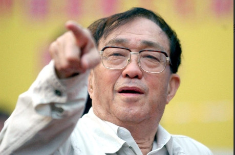 2008年，谢晋患病逝世，刘晓庆背着一布袋的现金参加丧礼，随后她把钱塞到谢晋妻子