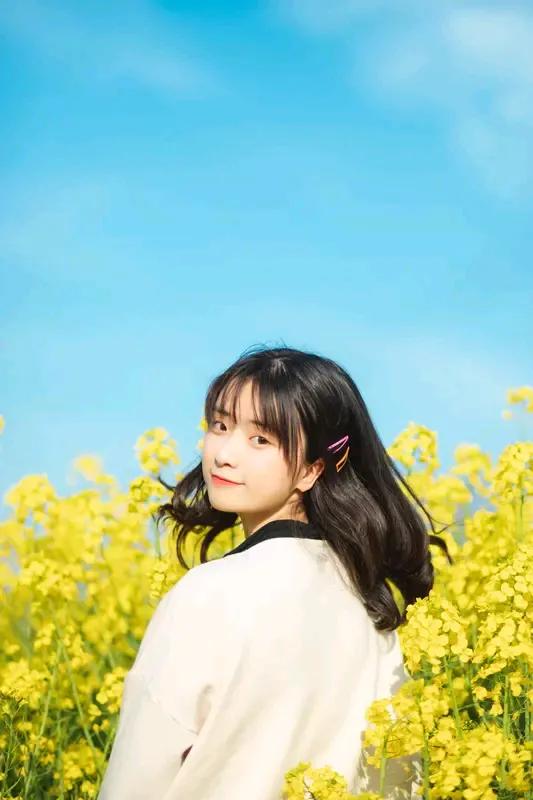 一个高中女生在爸妈的陪同下去看医生。医生见女孩肚子偏大，就问女孩是否怀孕了。女孩
