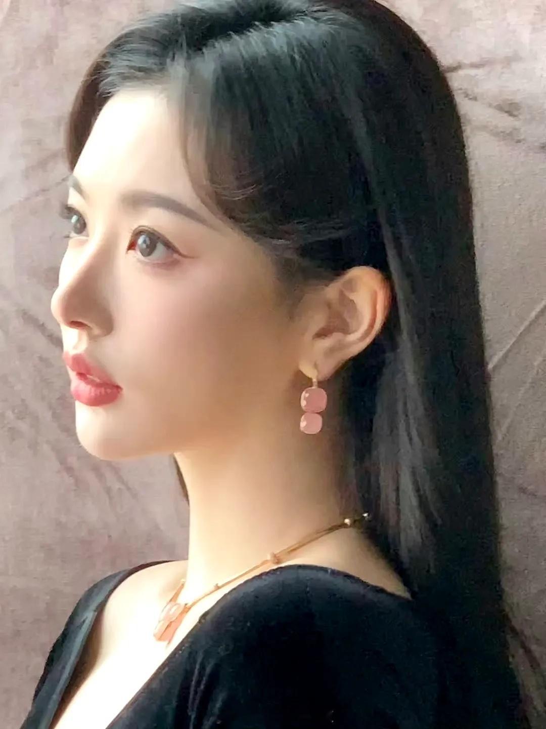 孔雪儿轻熟风头像