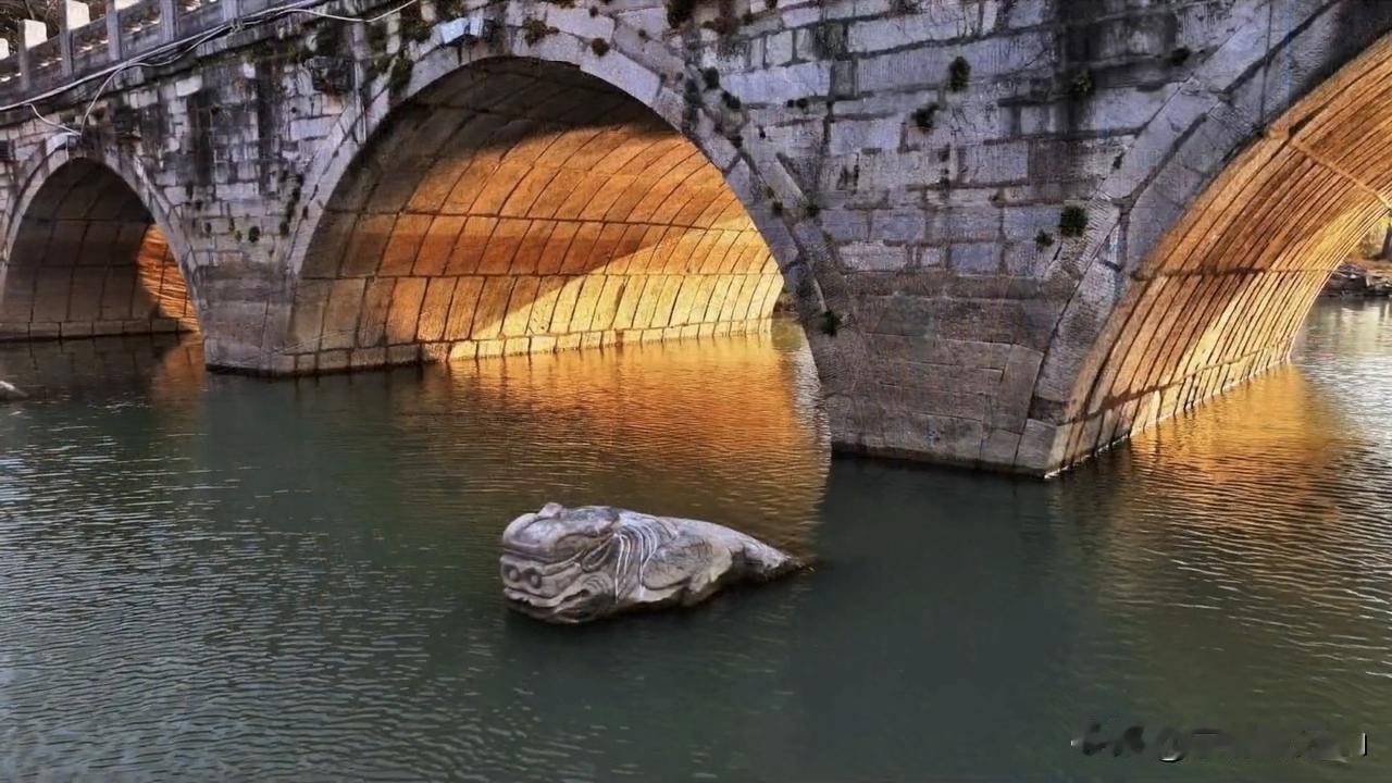 石桥下的瓦罐清嘉庆年间，徽州有个穷书生叫陈守拙，赶考屡试不第，靠卖字为生。