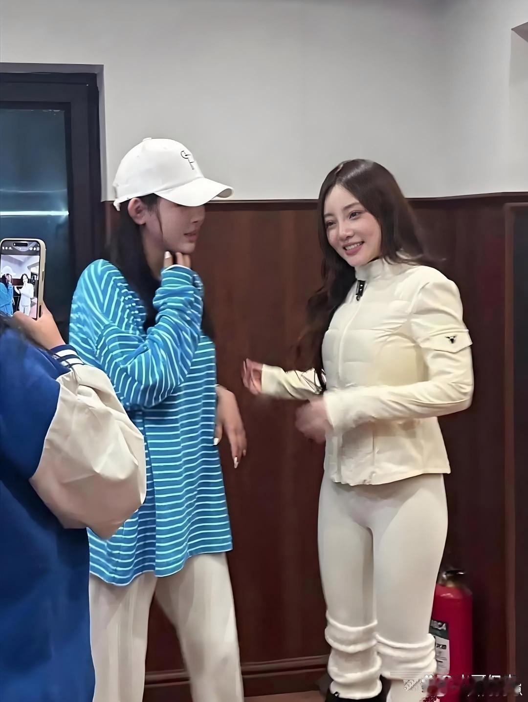 还好李小璐手快，关键时刻一挡，保全了隐私，反应绝了！