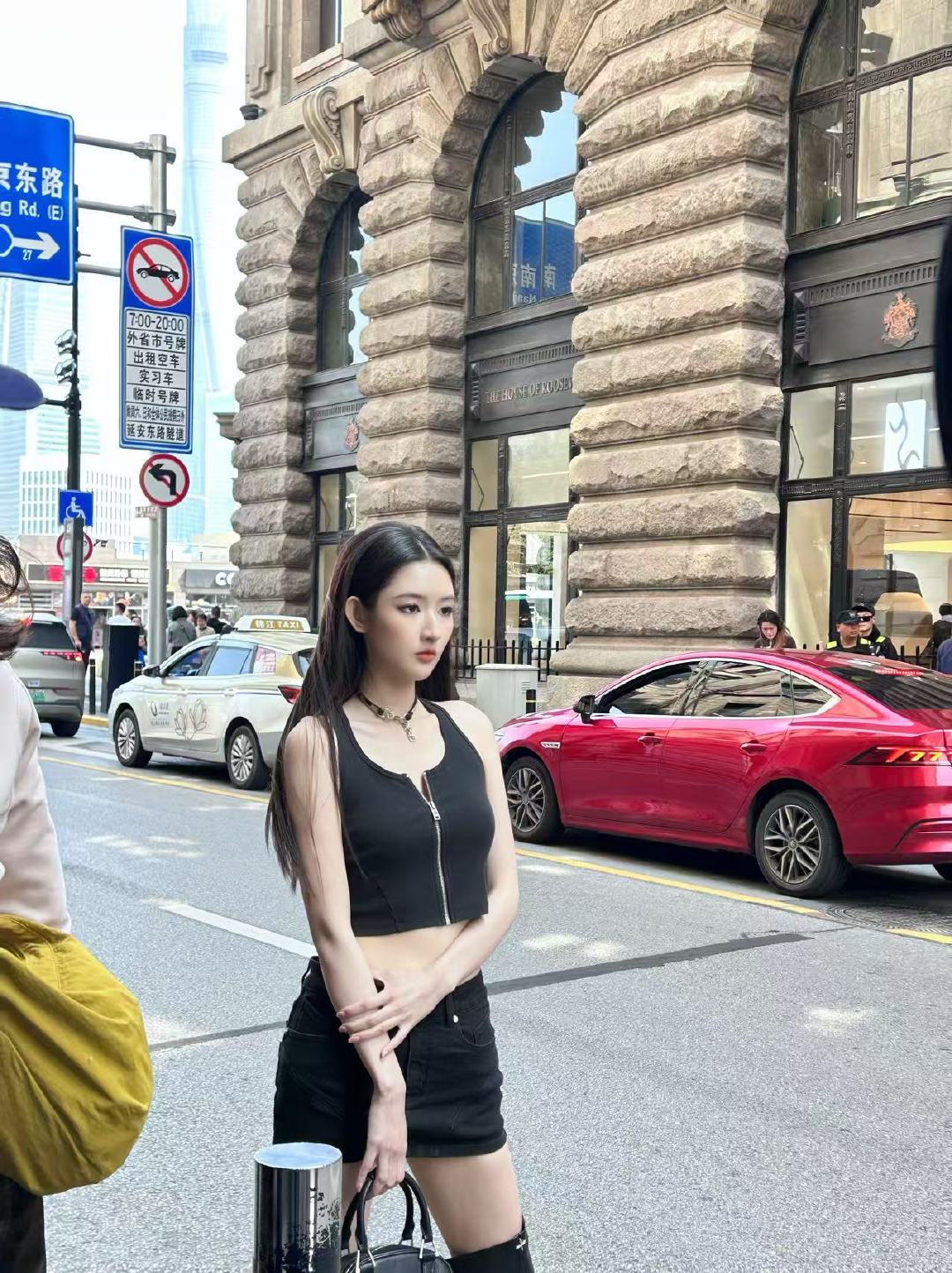 王玉雯黑长直冷都女王玉雯超模身材外滩拍摄生图超能打！王玉雯黑长直冷脸气质绝，冷