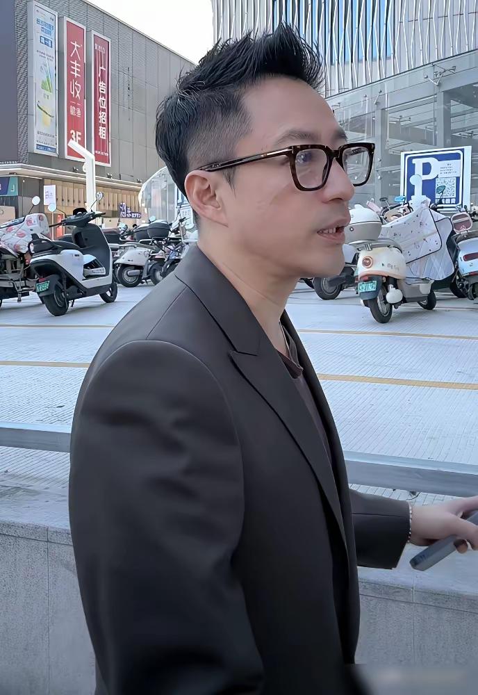 小菲西装革履出现泉州新店开业，开业仪式红幅、剪彩、合影一应俱全，但别信开业爆