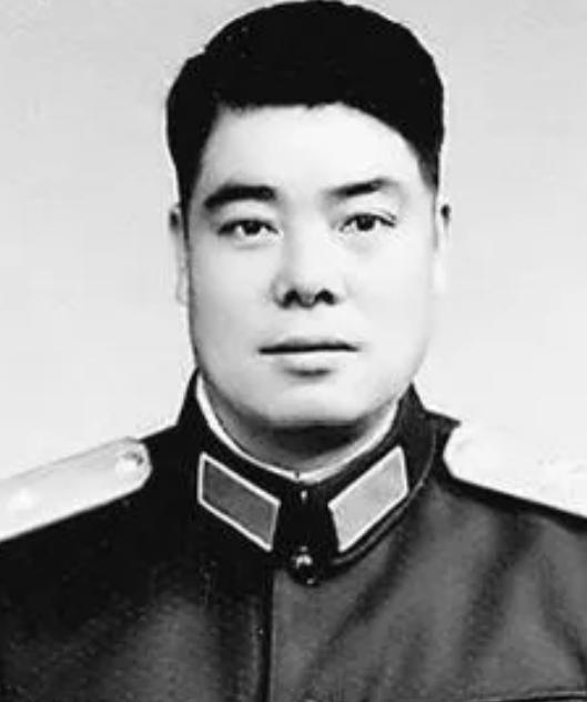 1943年，新四军副营长误入敌人阵地，他见跑不掉了，索性不跑，还大摇大摆地问敌人