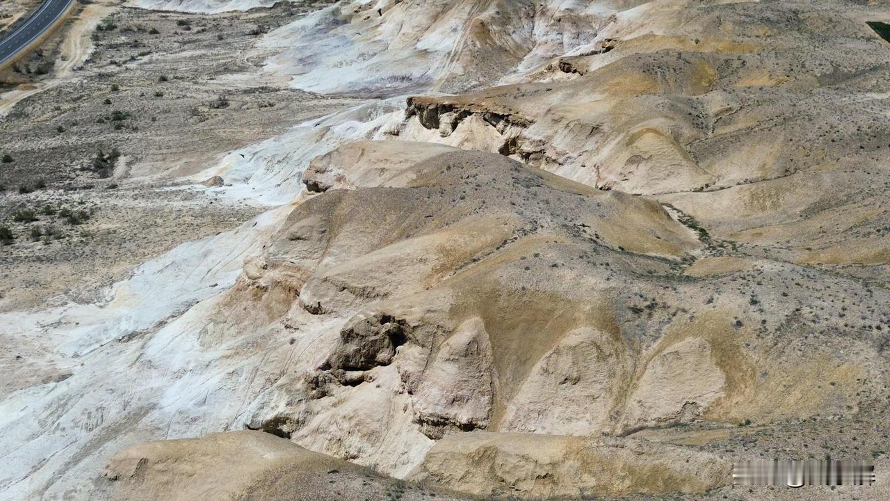 赤焰狂舞，大地裂变，亿万年风刀刻骨，孤鹰掠过血色褶皱，火星地表上的时光指纹，凝固