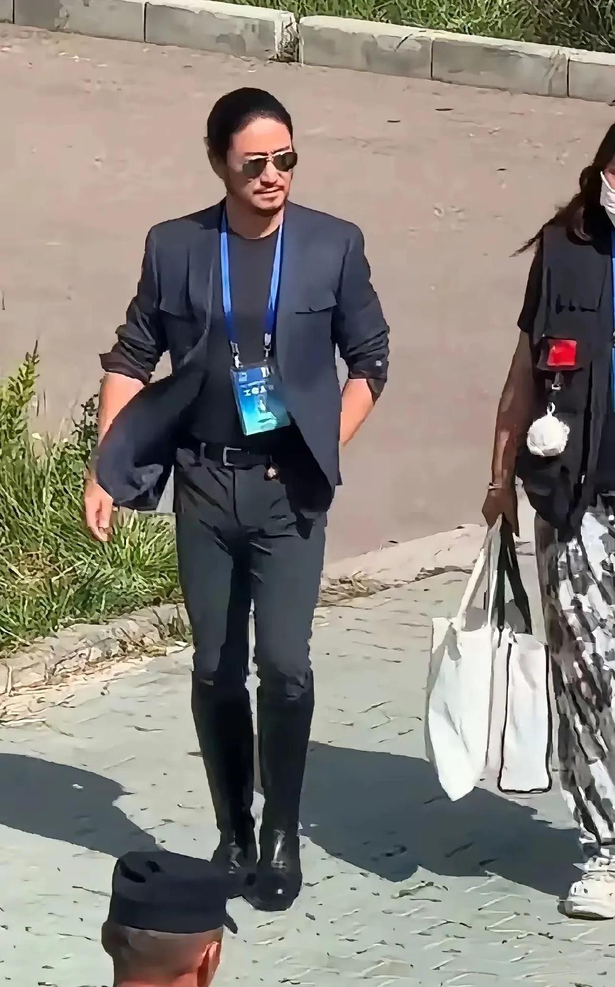 别误会吴京了，他这不是满清打扮，他是保留了新拍电影的形象，电影还没上映，宣传需要