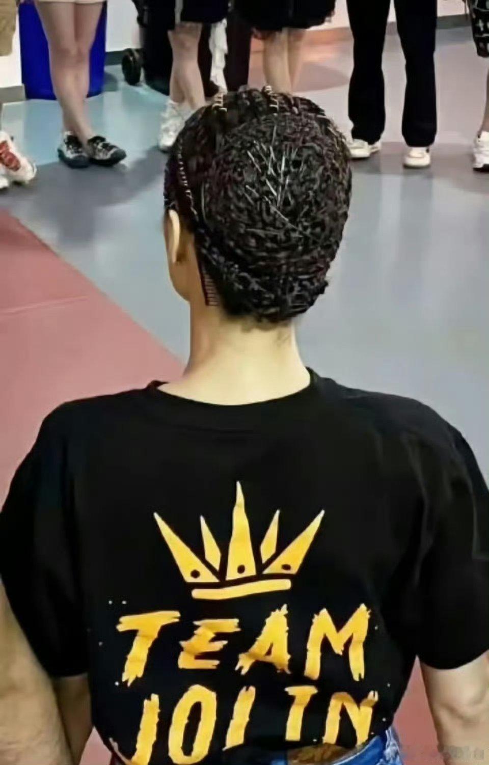 蔡依林的盘发用了整整一千根发卡！这得弄多久啊​​​​