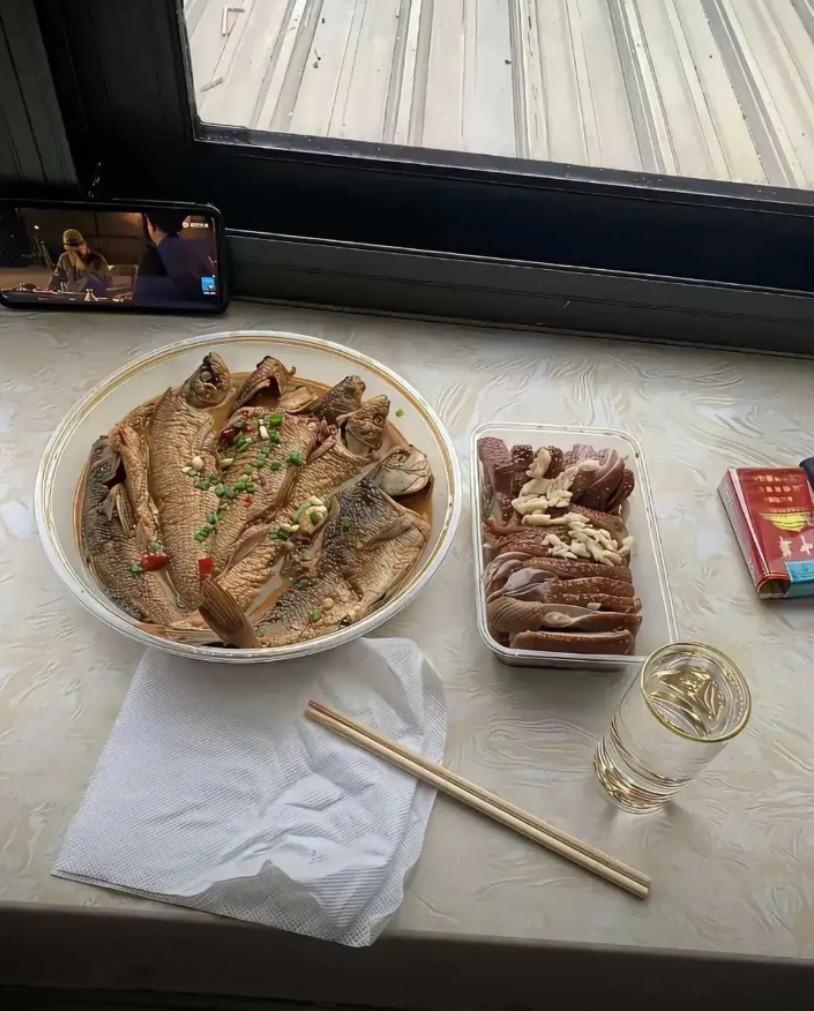 你有没有发现一个现象就是你身边经常喝酒的中年男人几乎都有一个共同的习惯他们