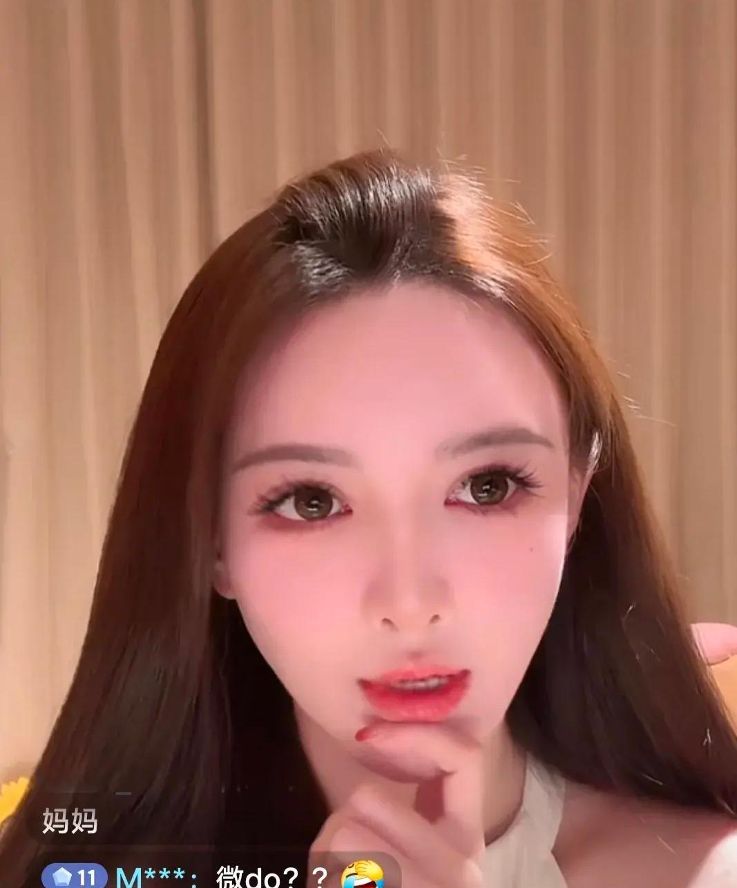 消失8个月的叶柯突然杀回直播间！7月18日晚，这位被传与黄晓明育有一女的争议女主
