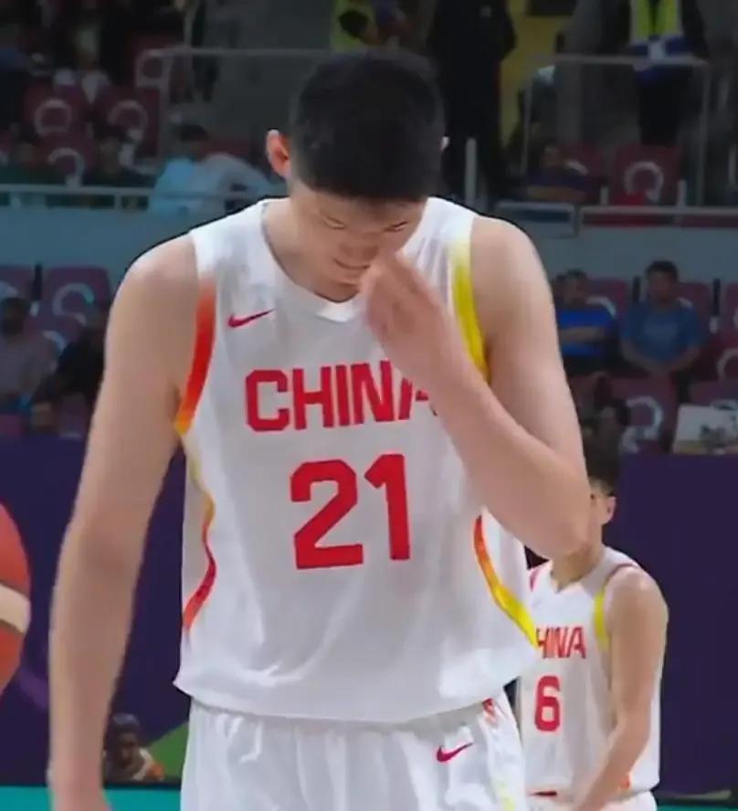 胡金秋的情商真是太高了！中国男篮以5分的微弱优势战胜了沙特男篮，赛后胡金秋在