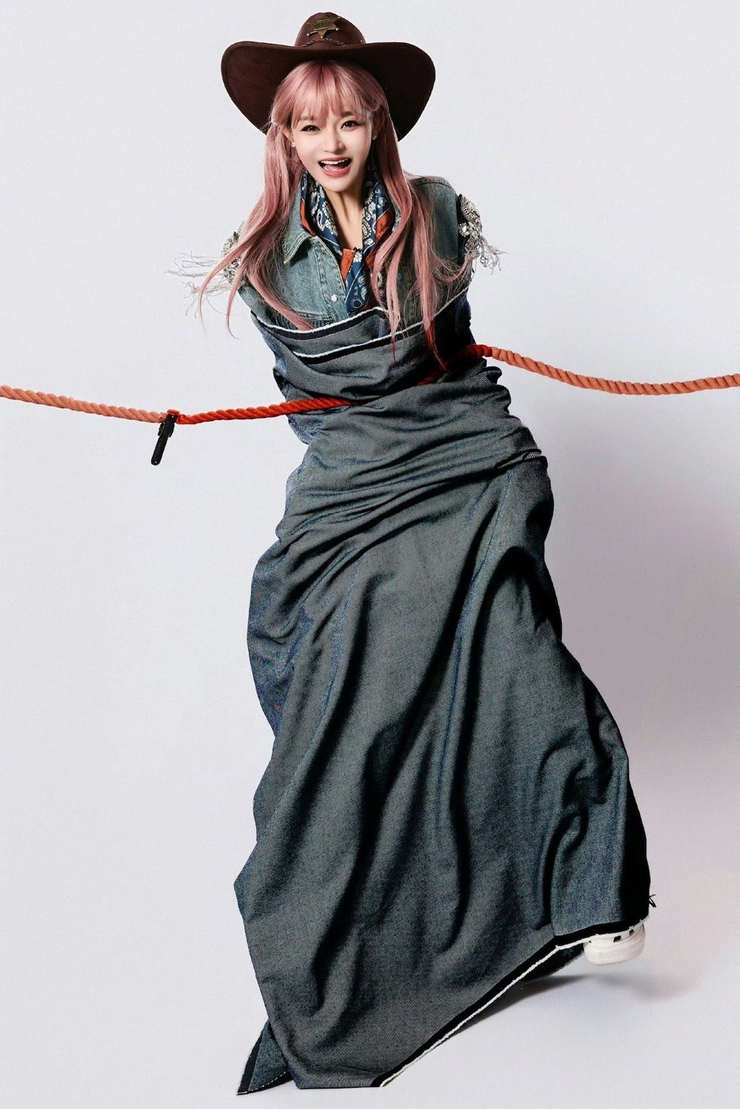 黄霄雲就这么被绑到马年这身造型的精髓在于“冲突的美感”——柔美的粉色长发遇上硬