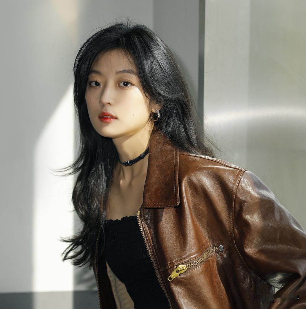 孙千差点去磨骨，就因为脸比别的女演员宽。她那个方圆脸，颧骨突出，镜头里总显得