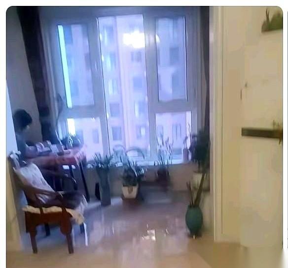 再过个十年八年，你再看看办白事的场面。估计都冷清得吓人。灵堂里，除了司仪，可