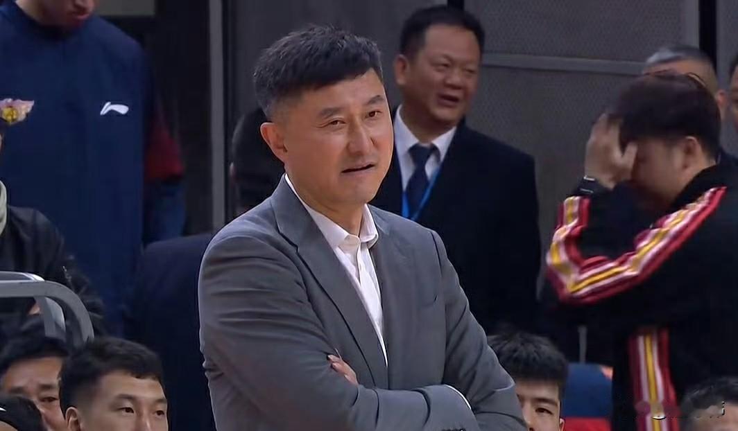 杜锋谈广东队球员受伤：“徐杰受伤了。”“得拍片才能知道情况。”“不仅