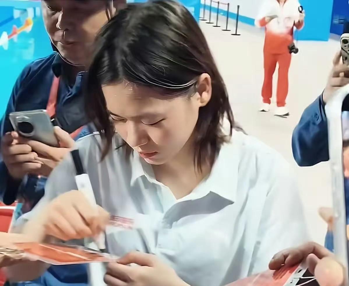 看到这些照片中工人师傅的表情了吗？看婵宝的样子像看自己家孩子一样，眼神宠溺，满