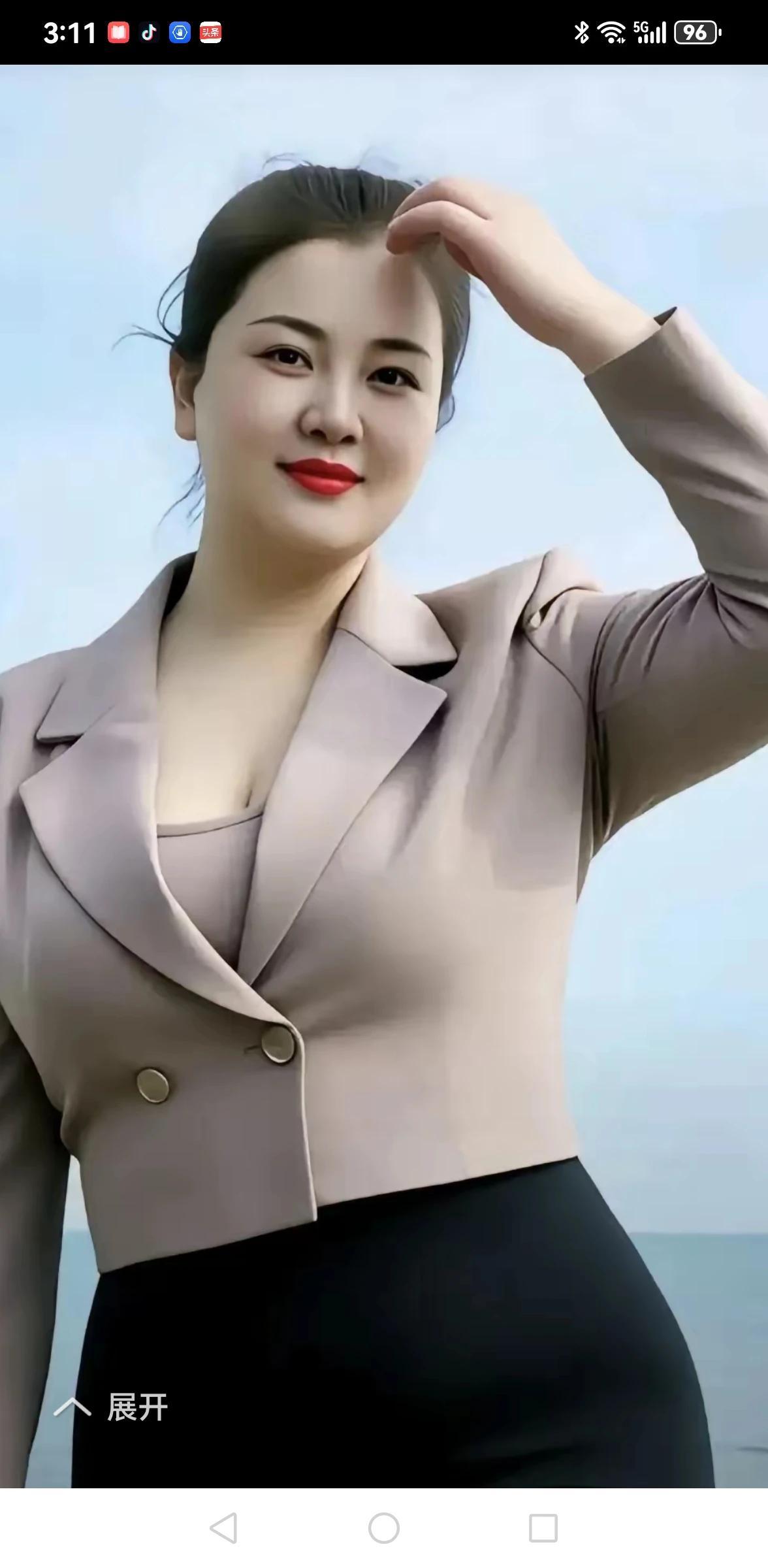 哪个男人不喜欢微胖女人？特别是结婚以后的男人。不过，微胖的女人有个标准，是不胖不