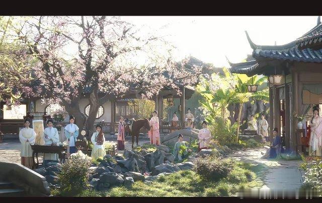 《兰香入故》大结局的群像镜头，真的太细节了，人物出现的顺序是从年龄大的到小的，消