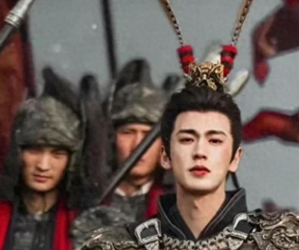 有人说张凌赫这个事情觉得就是个演员而已，妆容台词都是按导演的安排演，个人有什么错