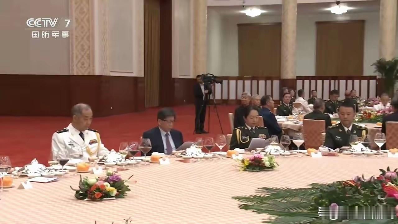 我在八一建军节招待会现场画面上看到了那个让美西方胆寒的少将…