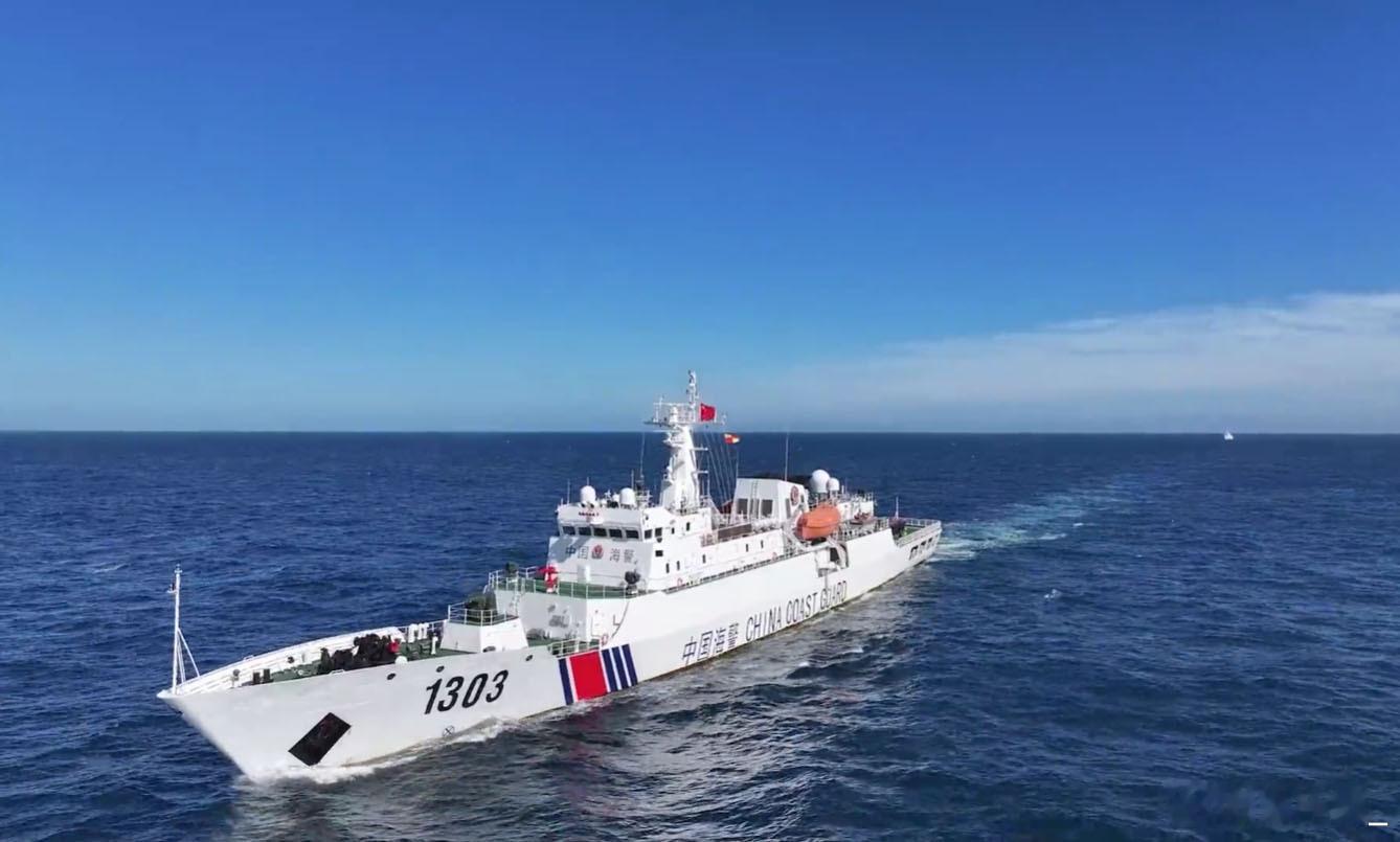 中国海警1303舰、1305舰在北太平洋执法巡航中的镜头：中国海警赴北太平洋公海