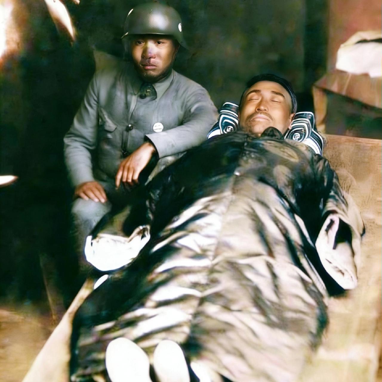 这不是剧照，而是抗日名将杨杰将军牺牲后，战地记者拍下的一张照片，杨杰将军躺在木板