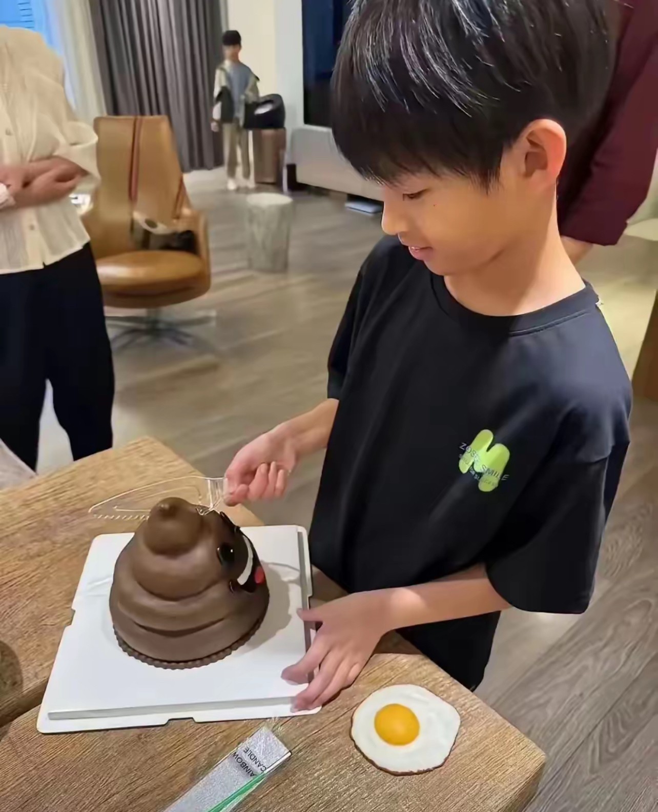 汪小菲儿子箖箖8岁生日照曝光，单眼皮小翘鼻完全复制老爸基因！小朋友自己选的生日蛋
