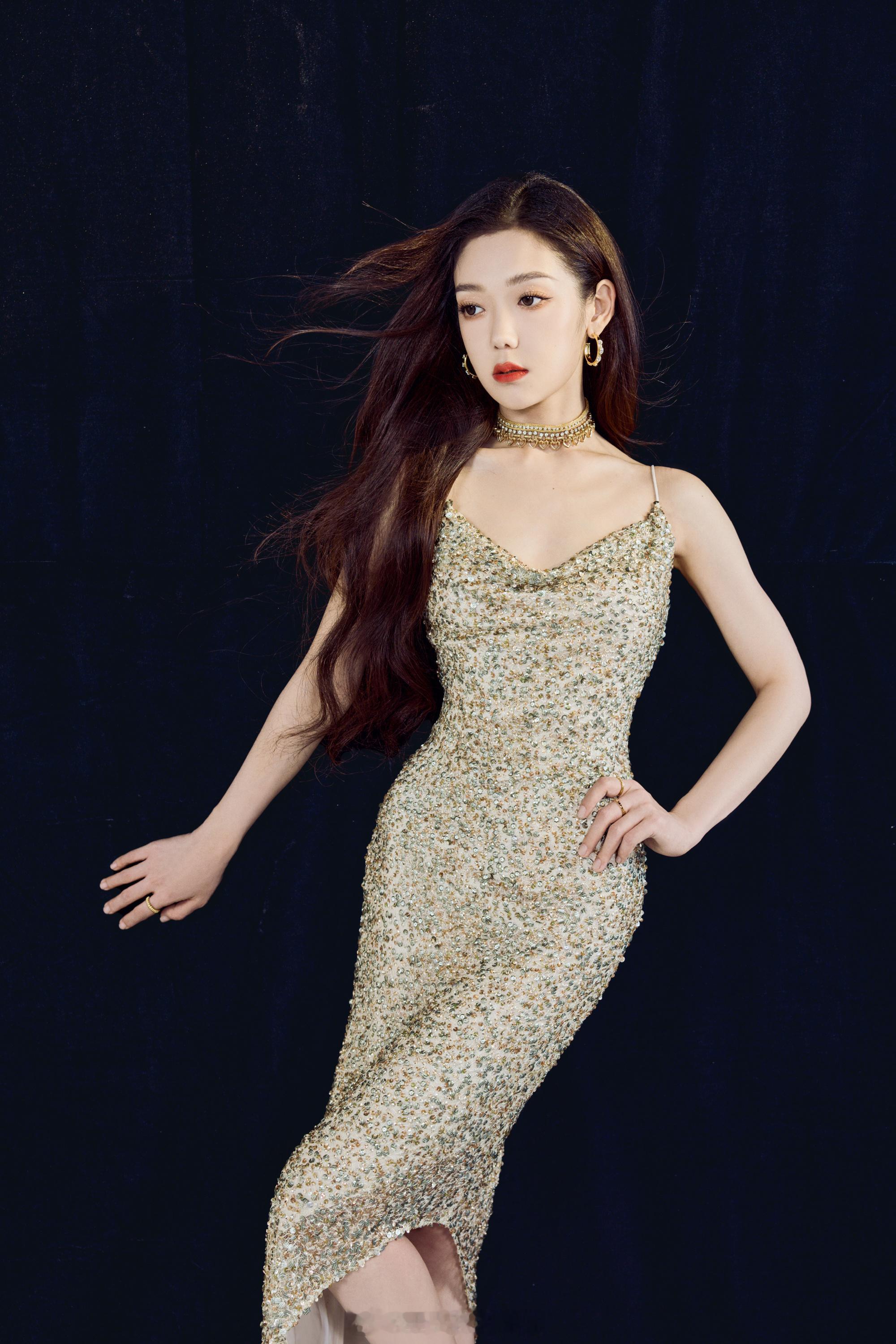 希林娜依高吊带长裙高级感满满