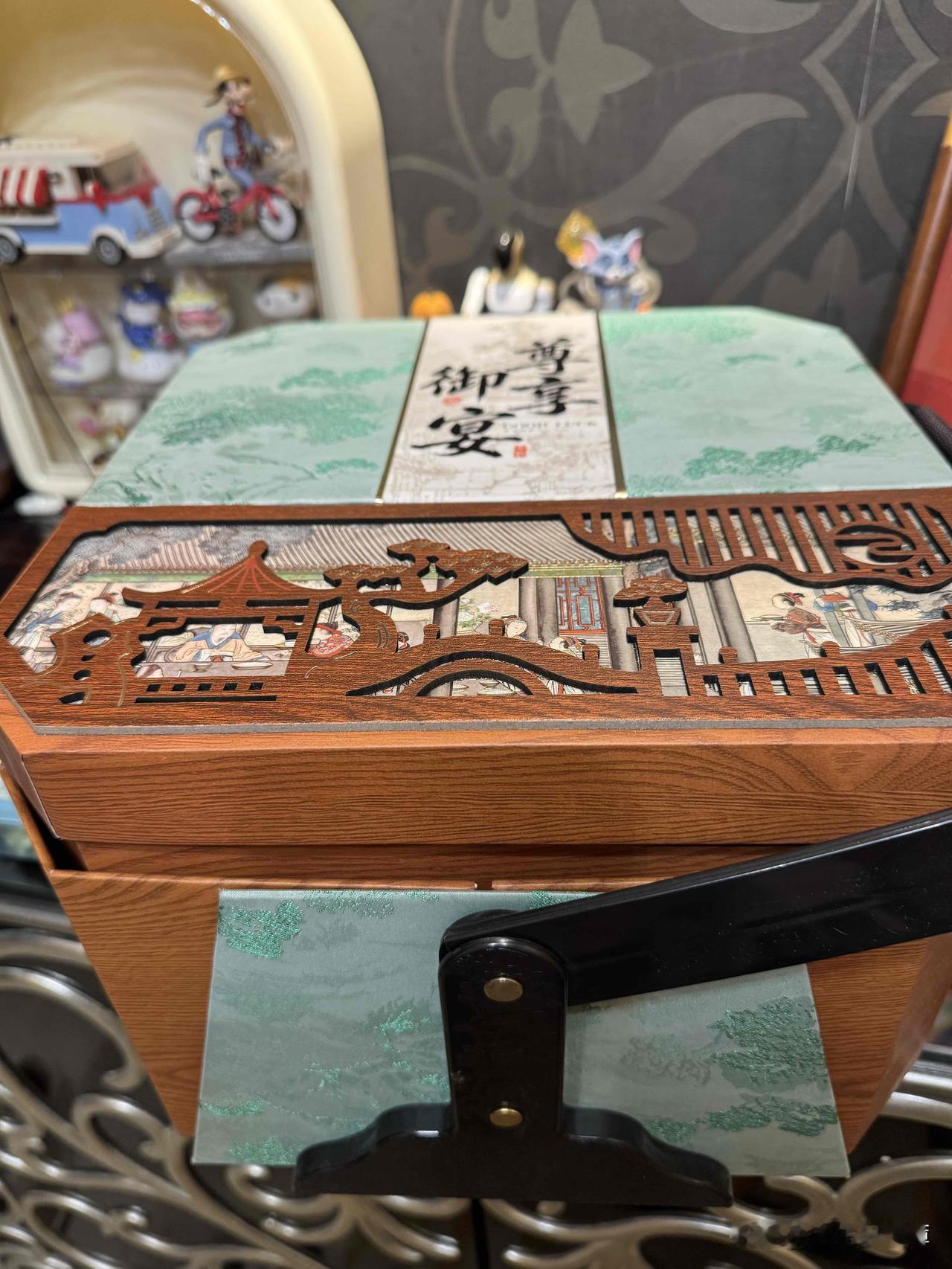 小时候跟姥姥一起生活。舅舅在北京工作，舅妈跟姥姥在一个锅里吃饭，舅妈大多时间在