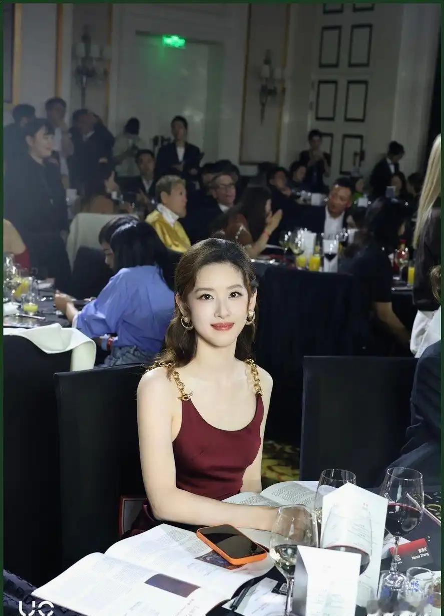 32岁章泽天穿酒红礼服亮相晚宴，网友直呼认不出，这还是当年那个奶茶妹妹吗？