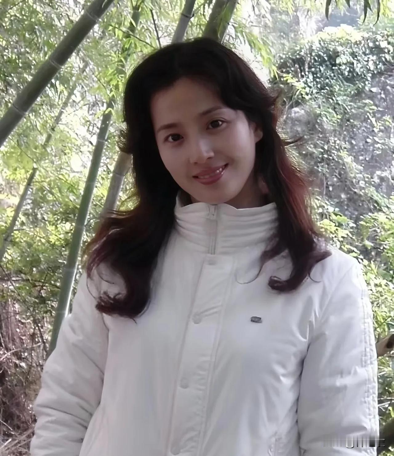 刘亦菲和妈妈都是不可多得的大美女，但是她们母女俩却是不一样的美，所以网友们不用非