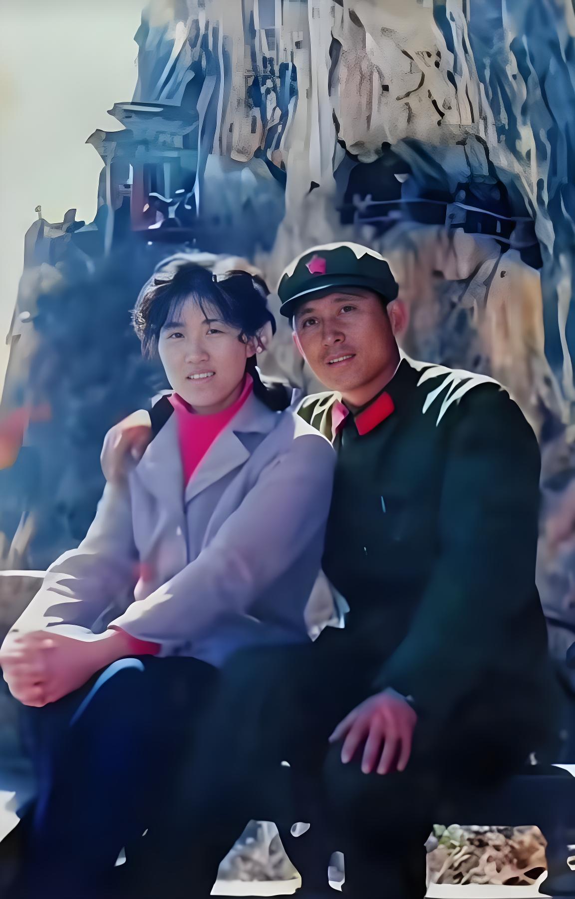 接到即将奔赴老山前线的命令，妻子陆荣华来到部队相聚。1984年4月28日老山战役