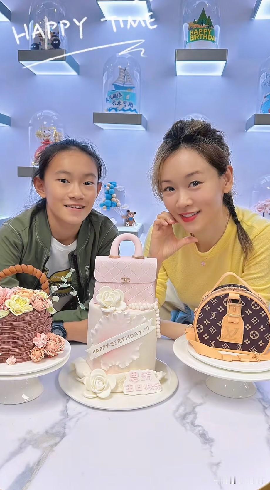 46岁杨思琦生日近照曝光！和12岁女儿同框像姐妹，单亲妈妈活成了逆袭范本近