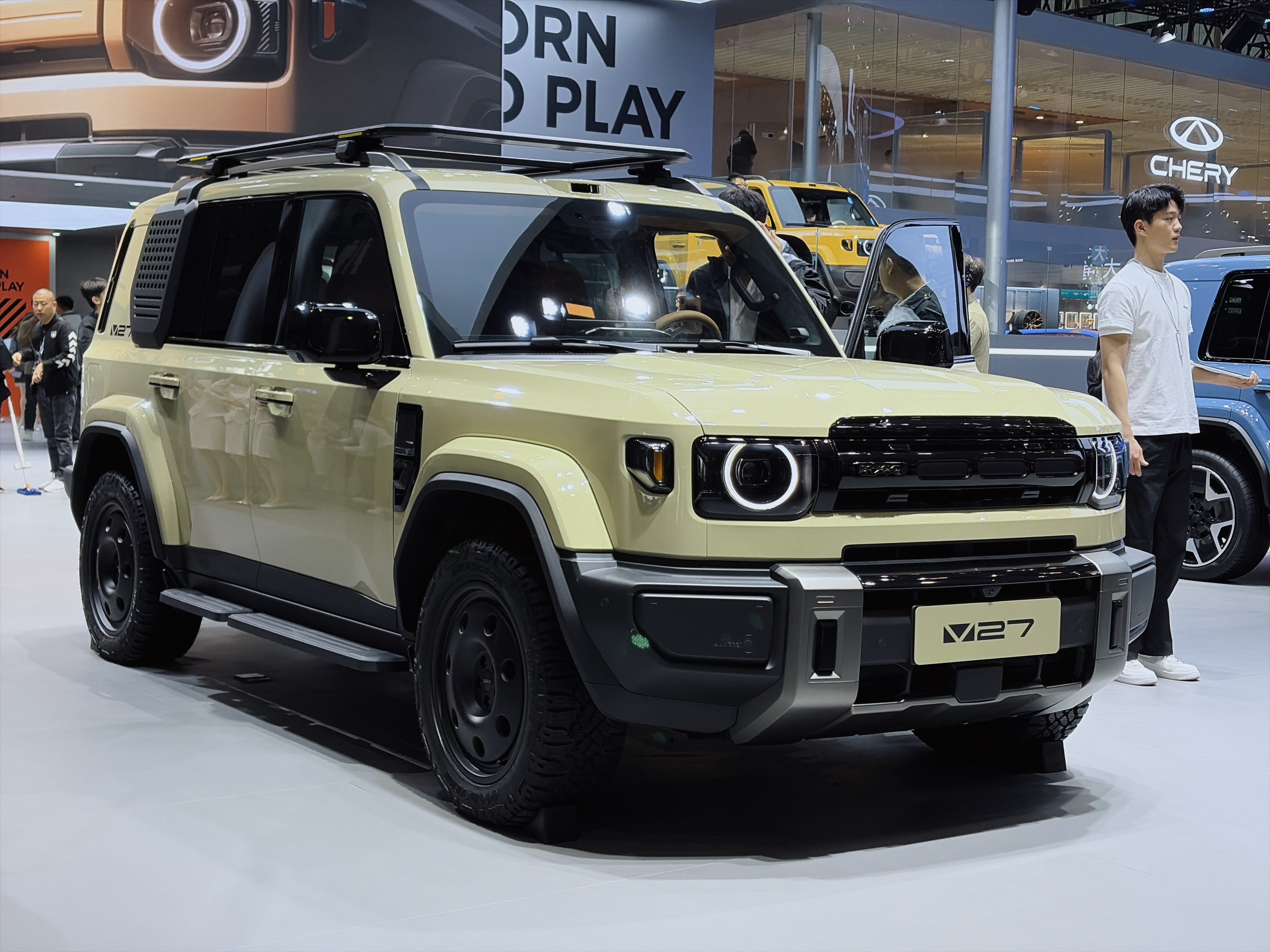 广州车展来到奇瑞iCAR的展台，Borntoplay还是那么帅。头顶是