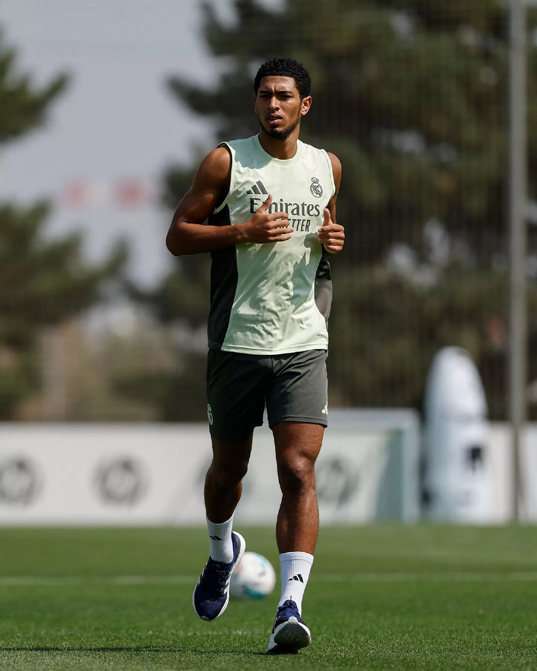 贝林厄姆在草坪上单独训练。皇马训练halamadrid​​​