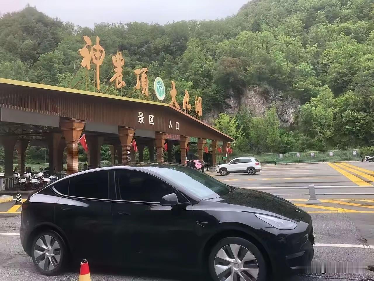 早就应该和神农架景区学一学了，针对四川稻城亚丁景区圈国道乱收费现象，有网友提出