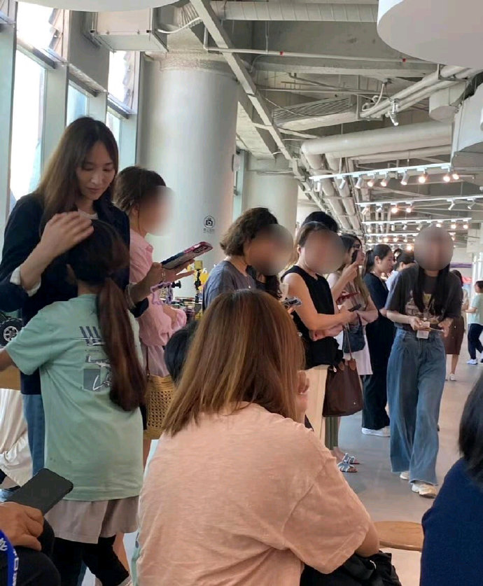 吴佩慈晒近照，胖了很多，不工作钱也花不完，一门心思在家带4娃​​​