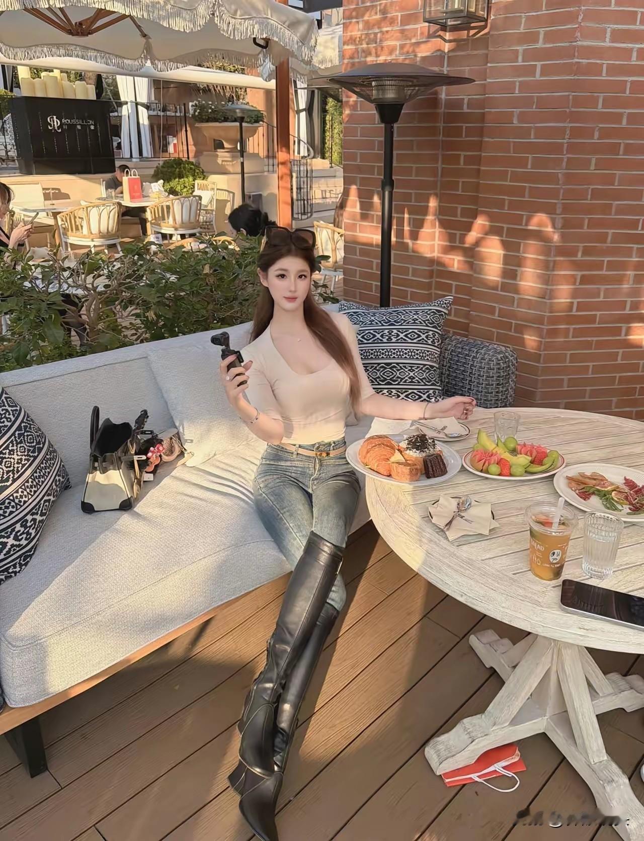 阳光明媚的午后，咖啡与甜点相伴的惬意时光。