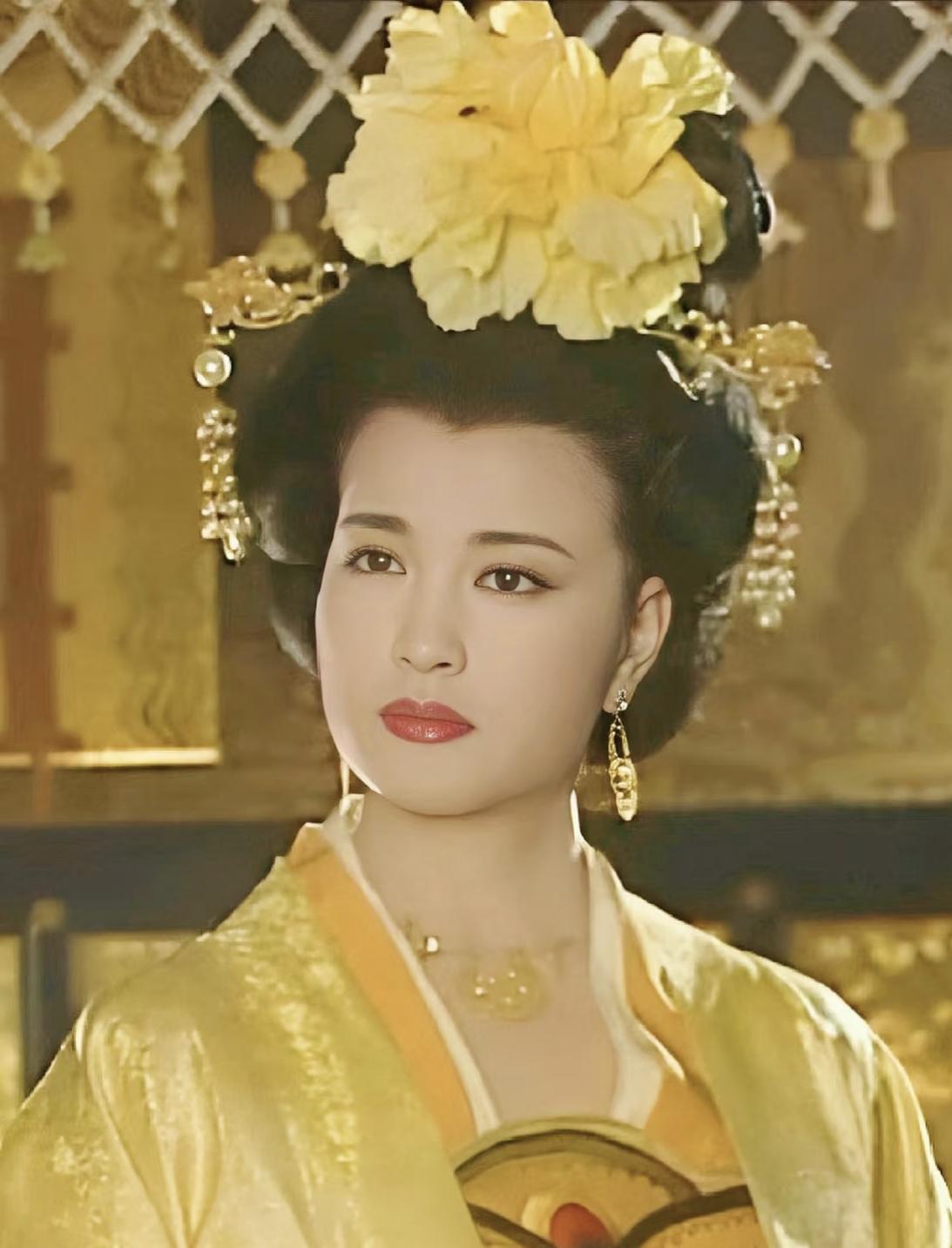 75岁高龄的刘晓庆再度挑战经典角色武则天，这一消息甫一传出便在演艺圈与社交平台掀