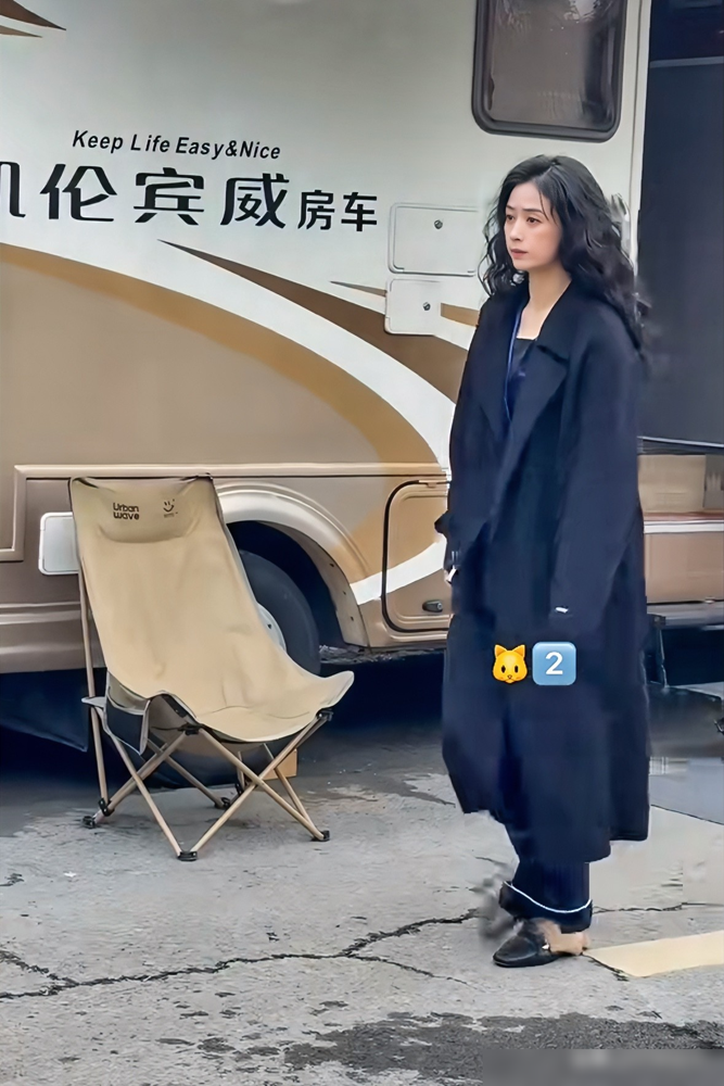 蒋欣自己冲进评论区，就甩了仨字儿，这么装吗。路透那组图确实炸，焦糖色西装，丝绒长裙，复古卷发，港风妆