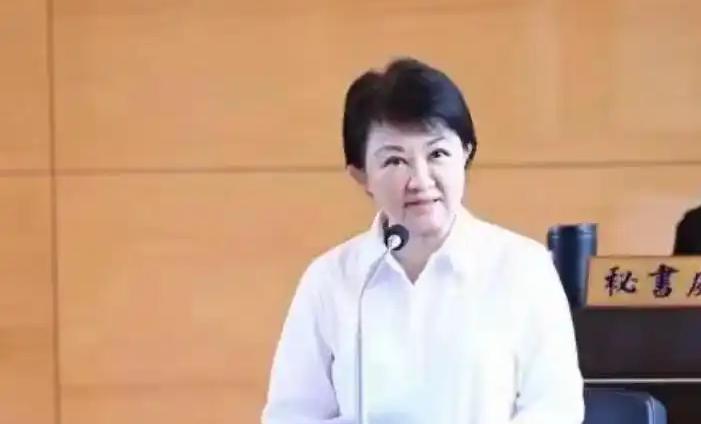 “哎呀，这次杨柳台风来势汹汹，我得赶紧回去坐镇！”台中市长卢秀燕今早刚下飞机，面