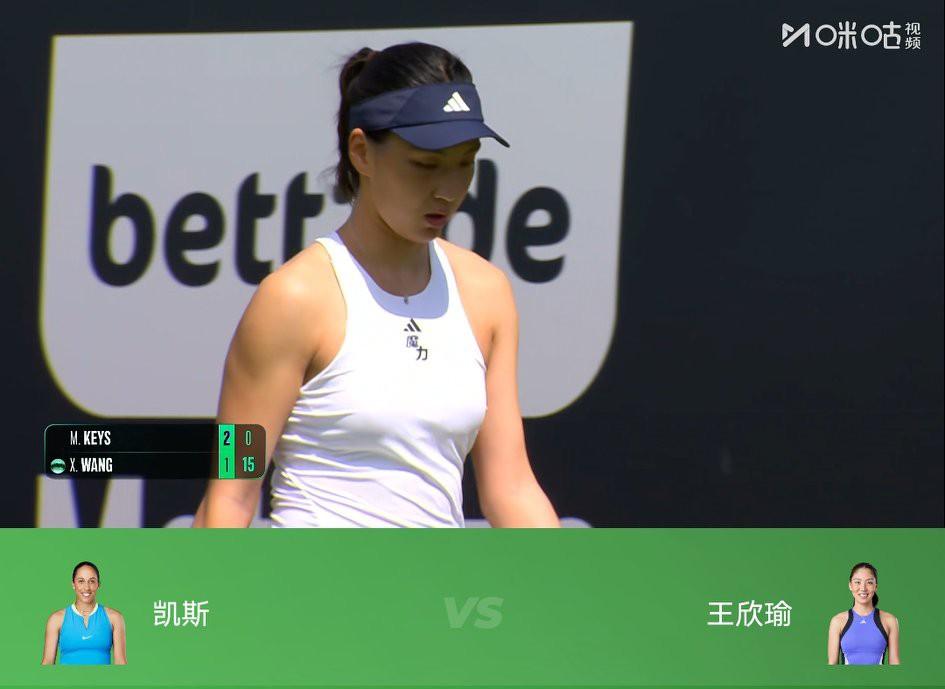 WTA500柏林站首轮，王欣瑜在凯斯的第二个发球局连下四分，将双方的局分扳回到均